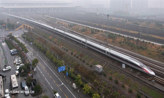 Китай запустил 440-метровые скоростные поезда