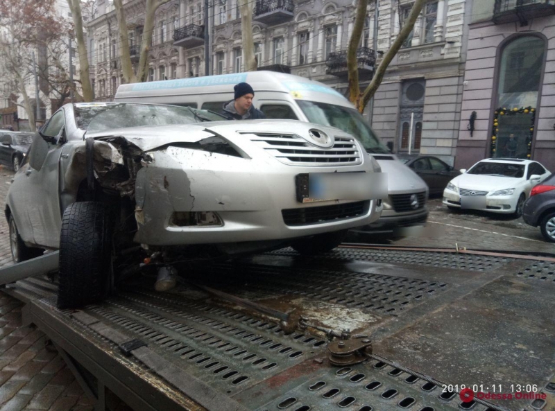 На Пушкинской в Одессе внедорожник разнес 4 автомобиля