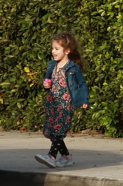 Мила Кунис с дочерью Уайетт замечены на прогулке в Лос-Анджелесе