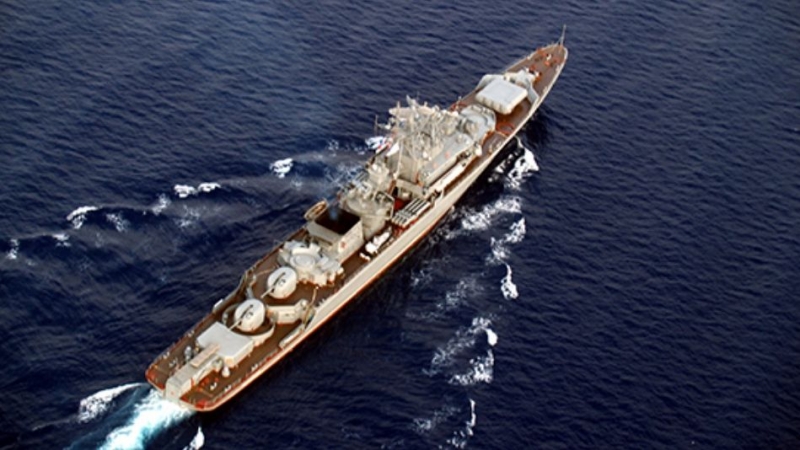 Эсминец США в Черном море опекают два корабля ВМС России