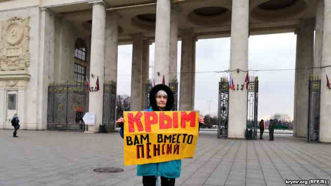 Жители Москвы вышли на одиночные пикеты против аннексии Крыма (фото)