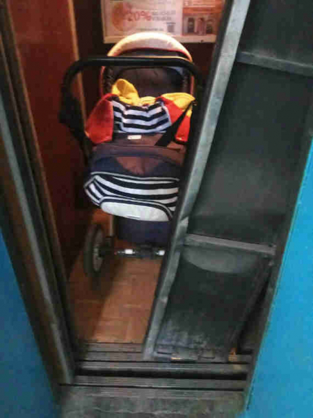 В Севастополе мать с детьми чудом спаслись из сломанного лифта