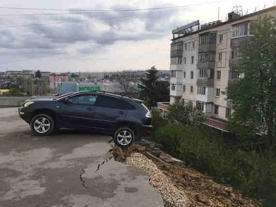 Внутридворовая парковка с машинами обрушилась в Севастополе (фото, видео)