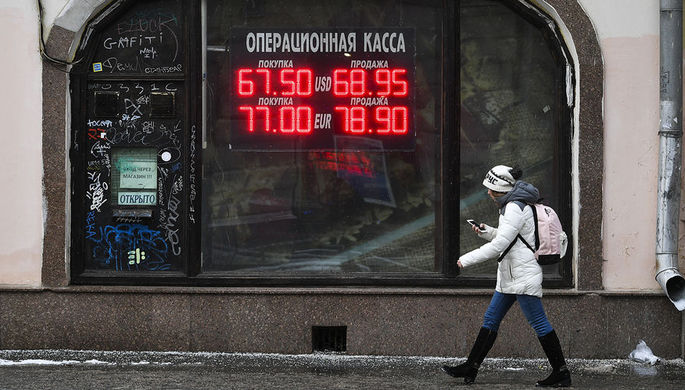 Рубль умеренно растет на открытии торгов 