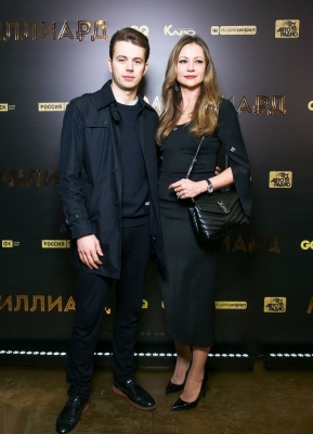 27-летний статный красавец-сын Марии Мироновой поддержал ее на премьере фильма