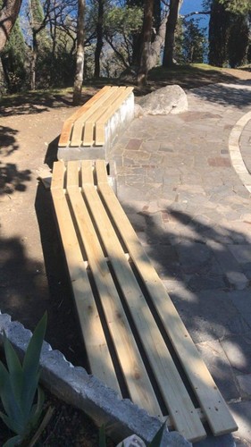 В парковой зоне на территории Алупки восстановлены скамейки