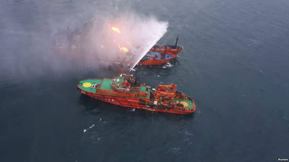 Один из сгоревших в Черном море танкеров начали буксировать в Турцию
