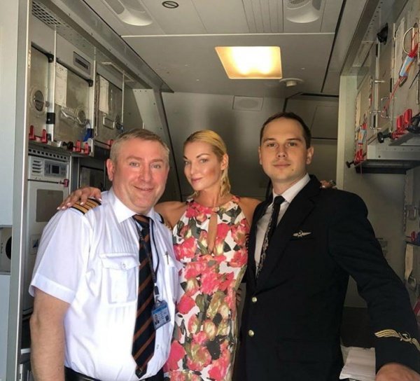 Выпившая Анастасия Волочкова приставала к бортпроводникам в самолете