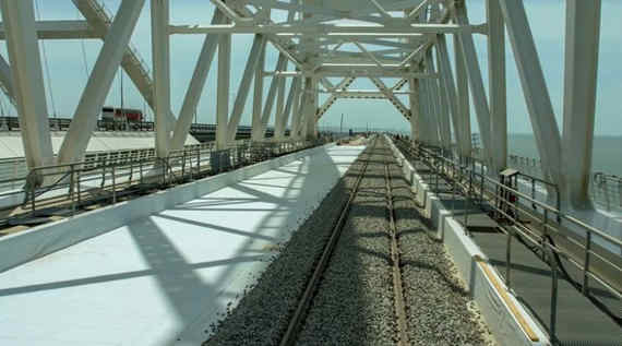 Строители завершили монтаж первого железнодорожного пути на Крымском мосту