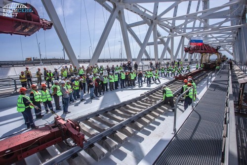 На Крымском мосту завершен монтаж первого железнодорожного пути