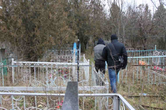 В Севастополе трое бандитов сожгли заживо человека и тайно закопали его на кладбище в Соколином (фото)