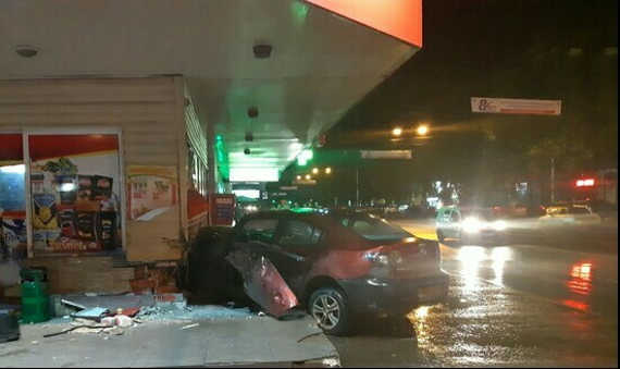 В Симферополе Mazda влетела в витрину магазина, двое пострадавших (фото)