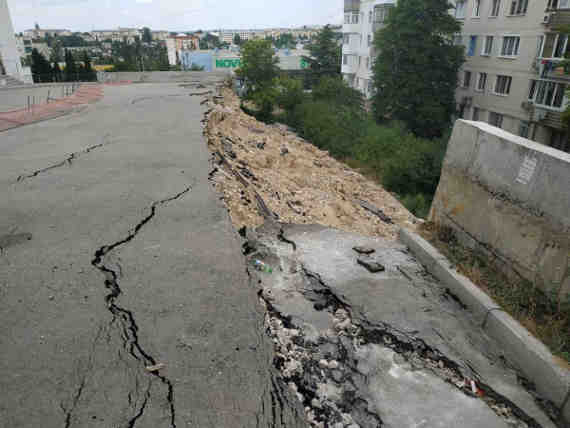 Рухнувшая в Севастополе подпорная стена угрожает целому району (видео)