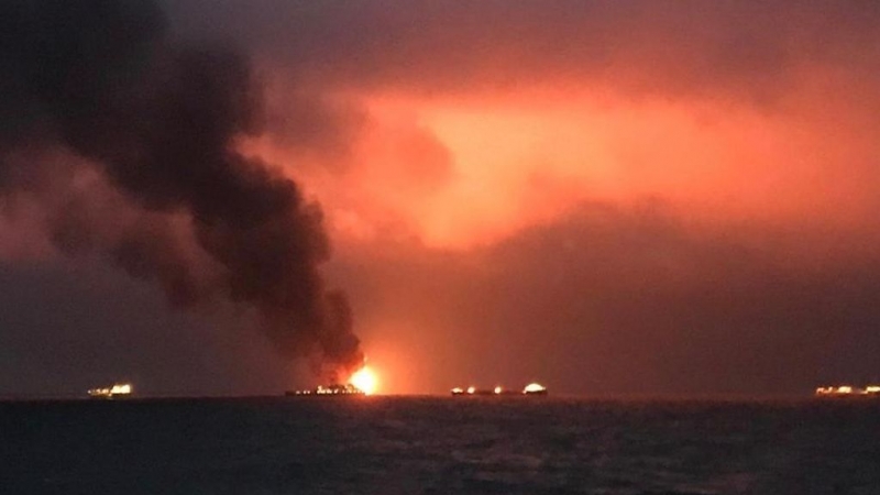 На входе в Керченский пролив горят два газовоза. Погибли более 10 моряков