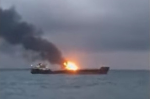 Спасенных с горящих танкеров моряков доставили в порт Керчи