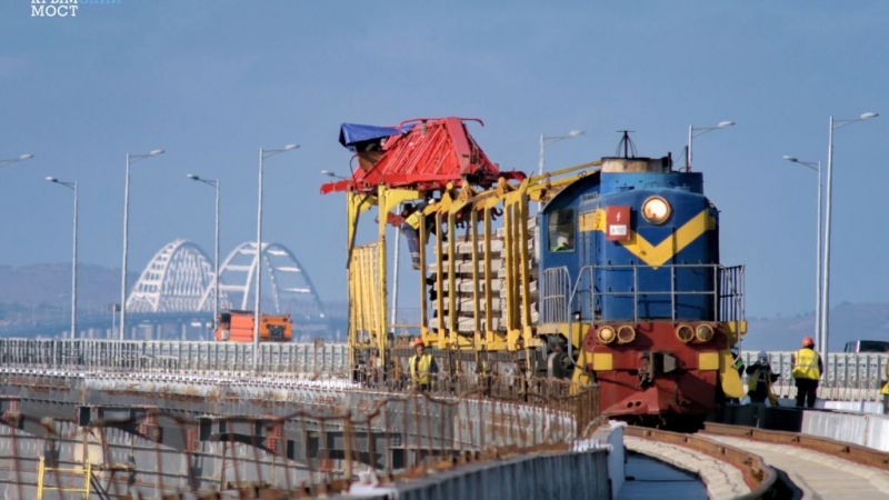 Строители отчитались о темпах прокладки рельсов на Крымском мосту
