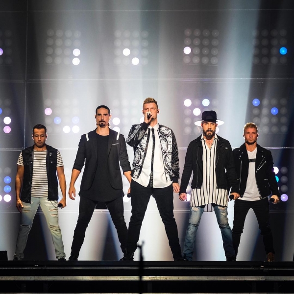 «Backstreet Boys» сняли в новом клипе жен и детей
