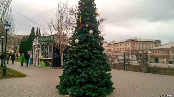 В Севастополе с нижней части новогодней елки украли игрушки (фото)