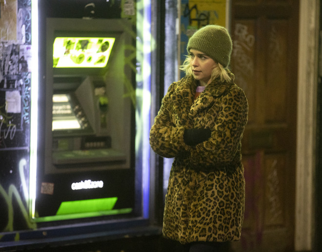 Эмилия Кларк в леопардовом пальто на съемках Last Christmas