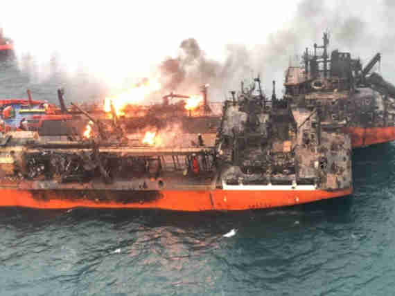 Опубликовано видео горящих в Черном море танкеров
