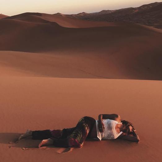 Хэлли Берри в откровенном образе позировала в Сахаре