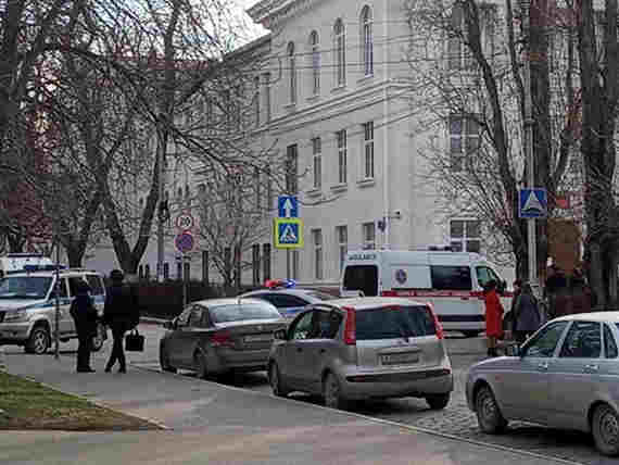 Гимназии Севастополя эвакуировали детей из-за сообщений о минировании