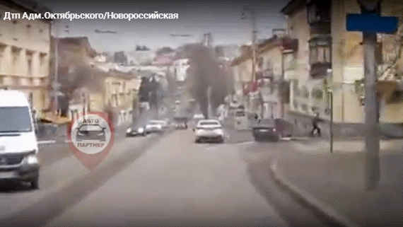 Вылетел на тротуар и сбил человека: страшное ДТП в Севастополе попало на видео