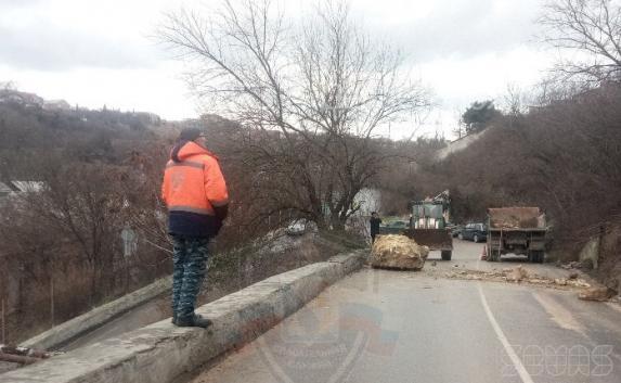Севастопольские спасатели предотвратили обрушение скалы на дорогу (фото)