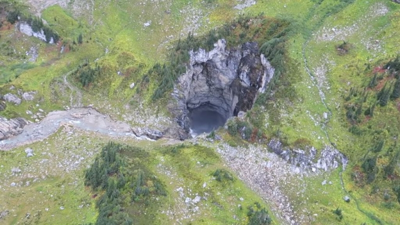 В Канаде нашли одну из крупнейших в мире пещер