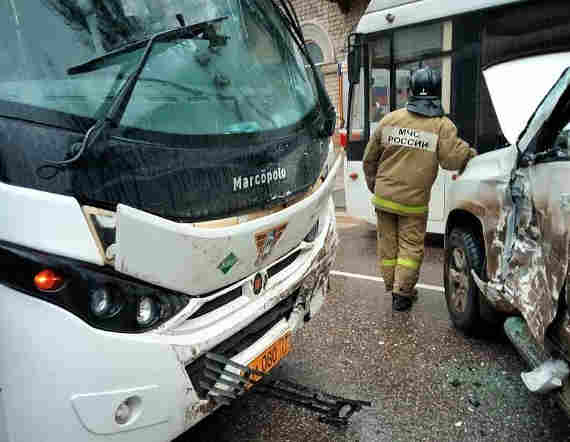 В Севастополе «тойота» столкнулась с автобусом