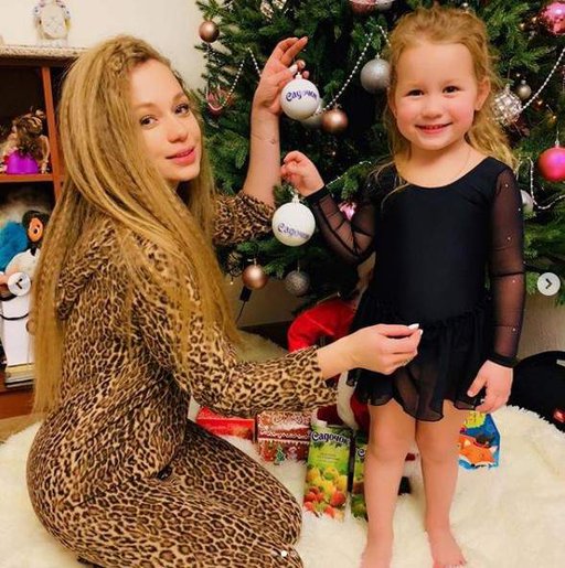 Яна Соломко поделилась праздничным снимком с дочерью