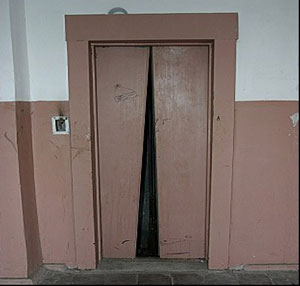 Жителям высоток в Симферополе отключили лифты, предложив скинуться на новые