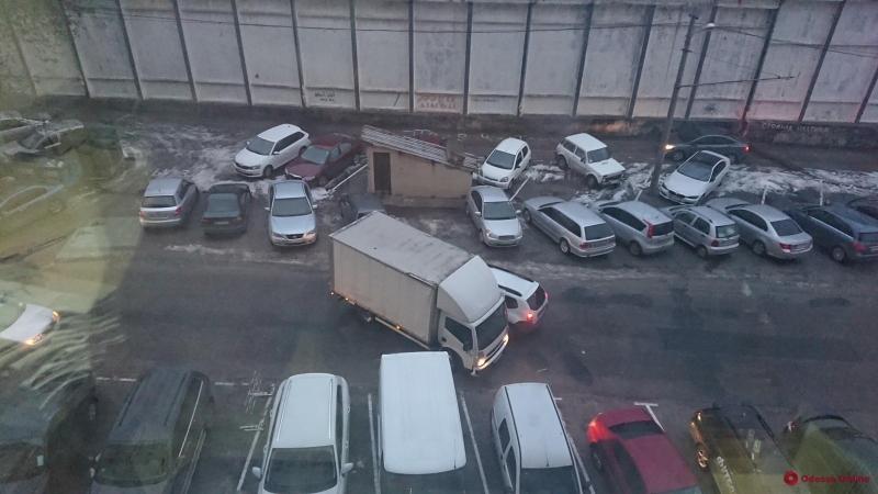 В Одессе грузовик врезался в легковушку