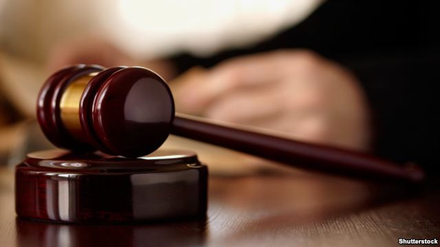 Суд приговорил к лишению свободы двух местных жителей за грабёж несовершеннолетней