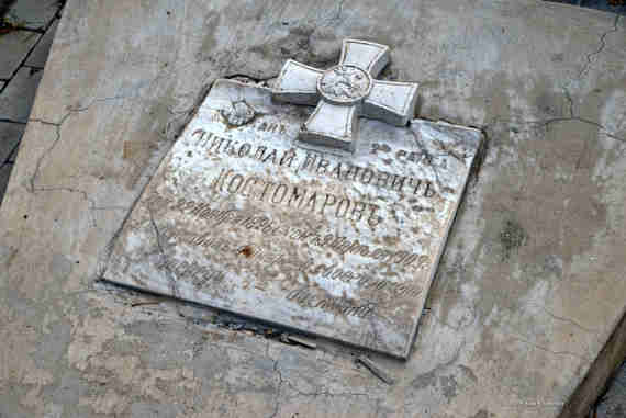 Наследные варвары: кто устроил могильный самострой на Братском кладбище