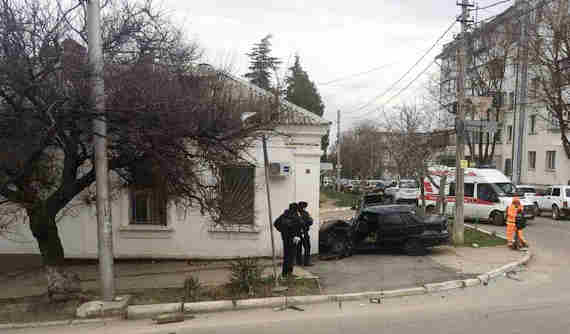 В Севастополе в здание больницы влетел автомобиль (фото)