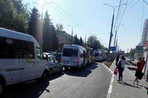 На трассе Симферополь – Севастополь образовалась 10-километровая пробка