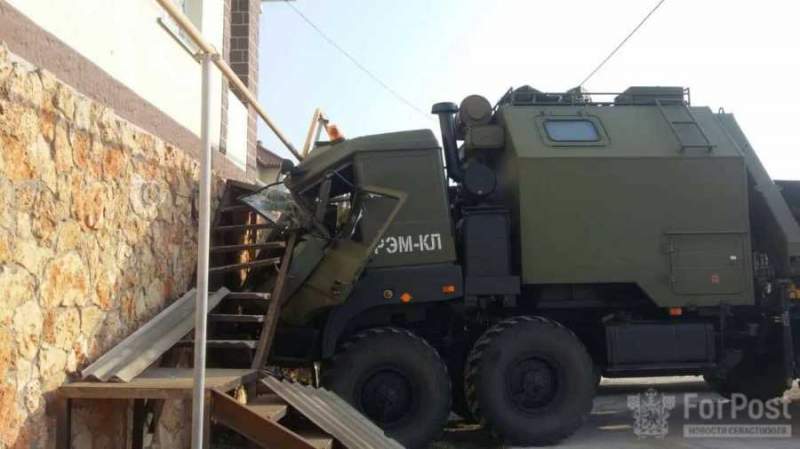 В Севастополе военный грузовик врезался в жилой дом (видео)