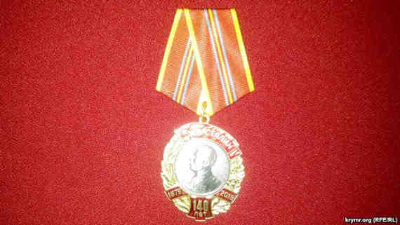 «Родина оказалась мачехой». Ветеранам в Севастополе вручили медали в честь 140-летия Сталина (фото)