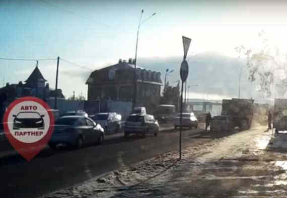 В Севастополе легковушка въехала в припаркованный КамАЗ