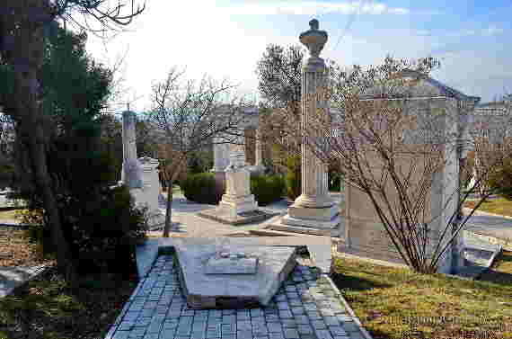 Наследные варвары: кто устроил могильный самострой на Братском кладбище