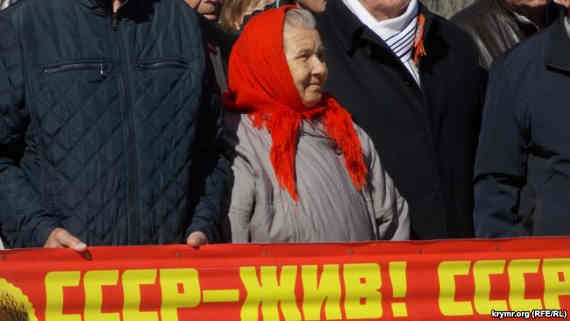 «Низкие зарплаты, пенсионный геноцид». В Севастополе коммунисты митинговали против «бездарной» власти (фото)