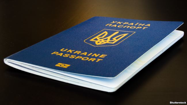 Украинские загранпаспорта получили более 140 тысяч крымчан