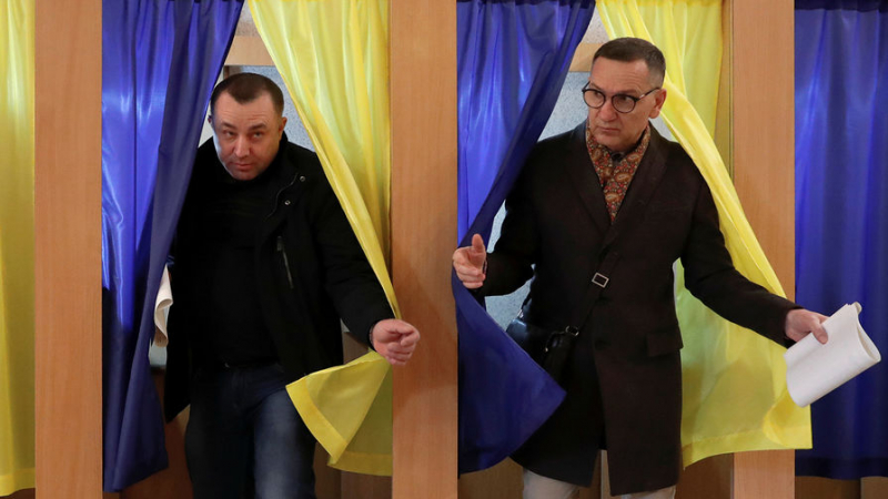 Более 600 сообщений о нарушениях зафиксировано на выборах на Украине 