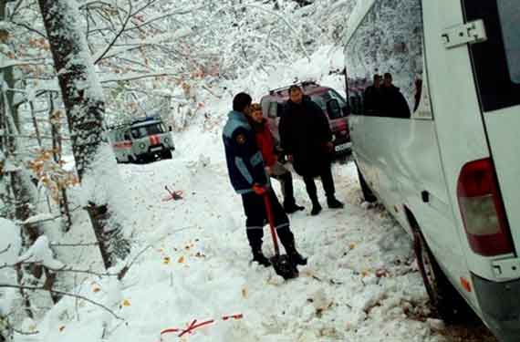 На Ай-Петри две семьи на авто застряли в снежных заносах – спасатели