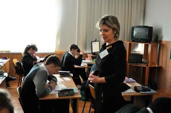 В Севастополе учителя вынуждены перерабатывать за среднюю зарплату