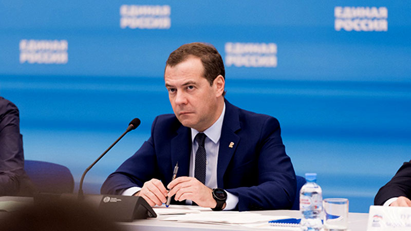 Медведев намекнул, что Москва не признает победу Порошенко