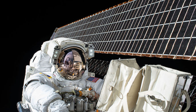 Американские астронавты завершили выход в космос для замены аккумуляторов 
