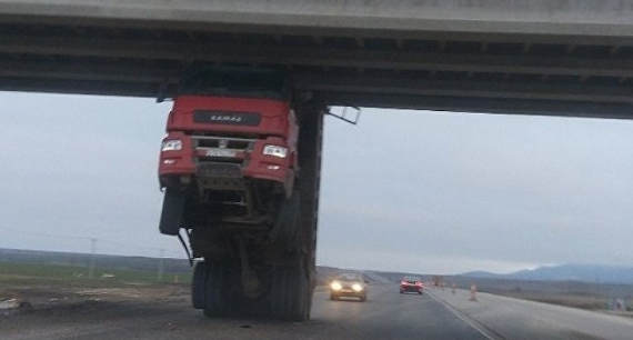 Водитель грузовика потерял кузов под мостом на трассе в Крыму (фото)