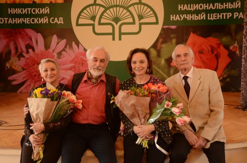 Никитский сад подарил легендарному актёру хризантему «Василий Лановой»